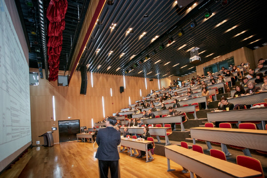 광운대는 한국대학도서관연합회(회장 우찬제·서강대 교수) 11차 정기총회가 23일 오전 10시 광운대 80주년기념관에서 개최됐다고 밝혔다. 한국대학도서관연합회 우찬제 회장을 비롯해 한국도서관협회 이상복 회장(대진대 교수), 한국사립대학교도서관협의회 정연경 교수(이화여대 도서관장) 및 대학교 도서관 관계자 약 200여 명이 참석했다. 참석자들은 대학도서관 우소 신축사례로 꼽힌 광운대 중앙도서관을 벤치마킹했다. 광운대 제공